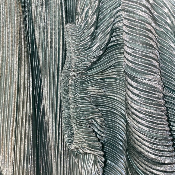 Absolutely Famous Green Pleated Boho Top, Size Large - Picture 4 of 8